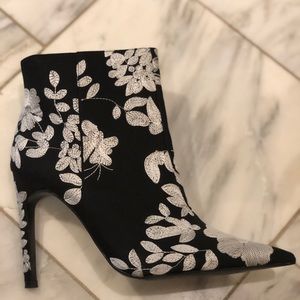Gorgeous embroidered Zara boots